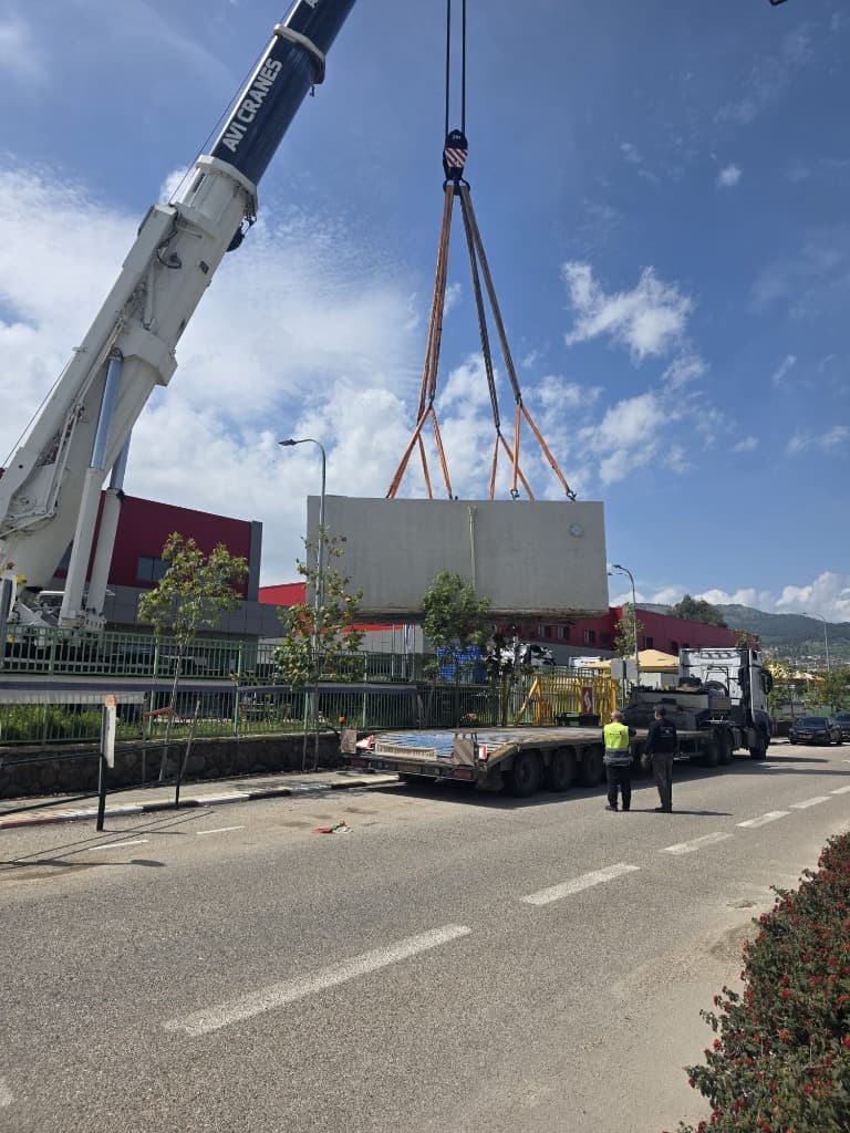 מבט מהחזית: הנפת מנוף